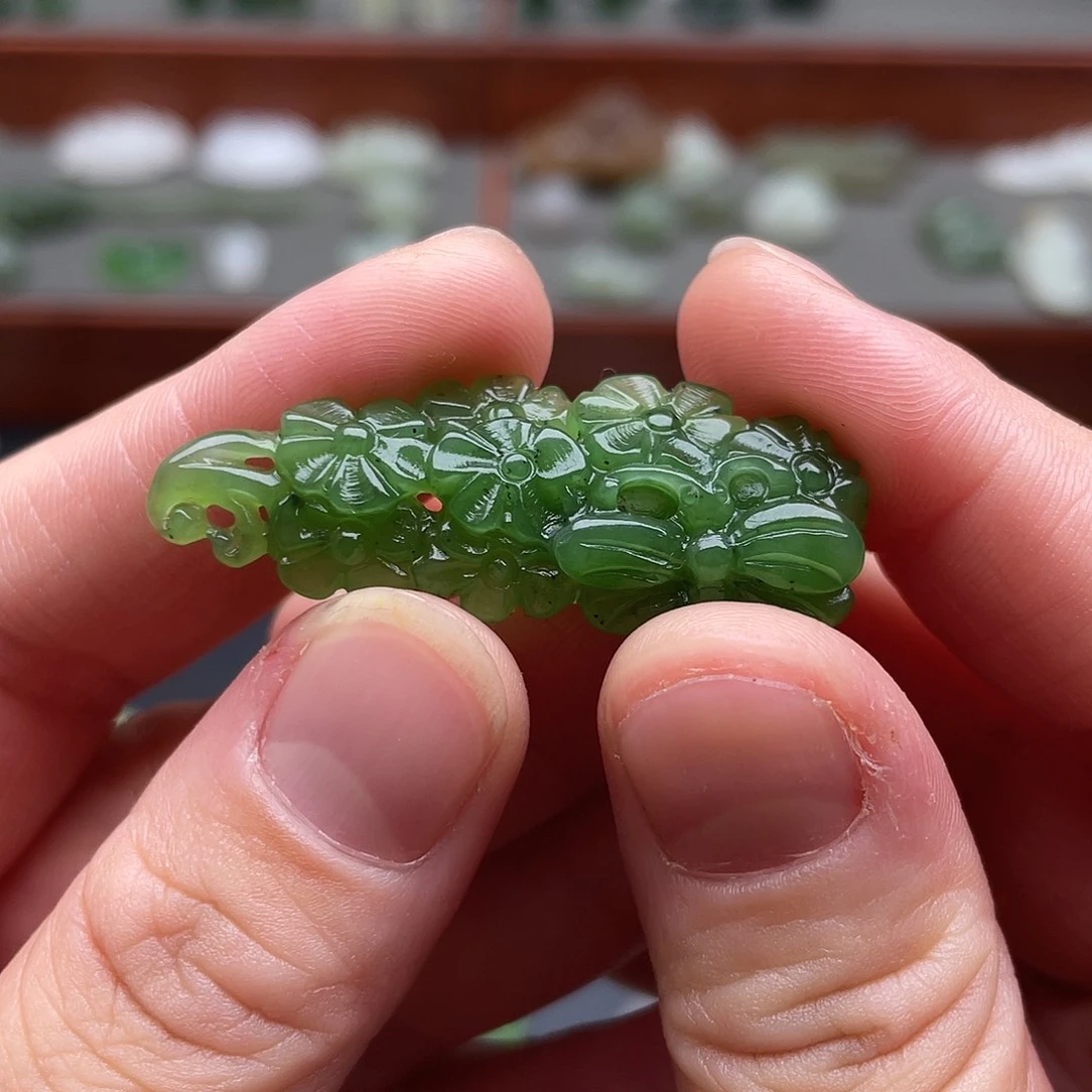 和田玉未镶嵌颈饰碧玉蝶恋花吊坠