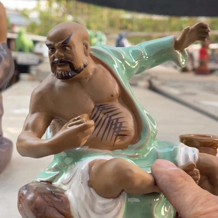 石湾公仔衬托盆景漂亮