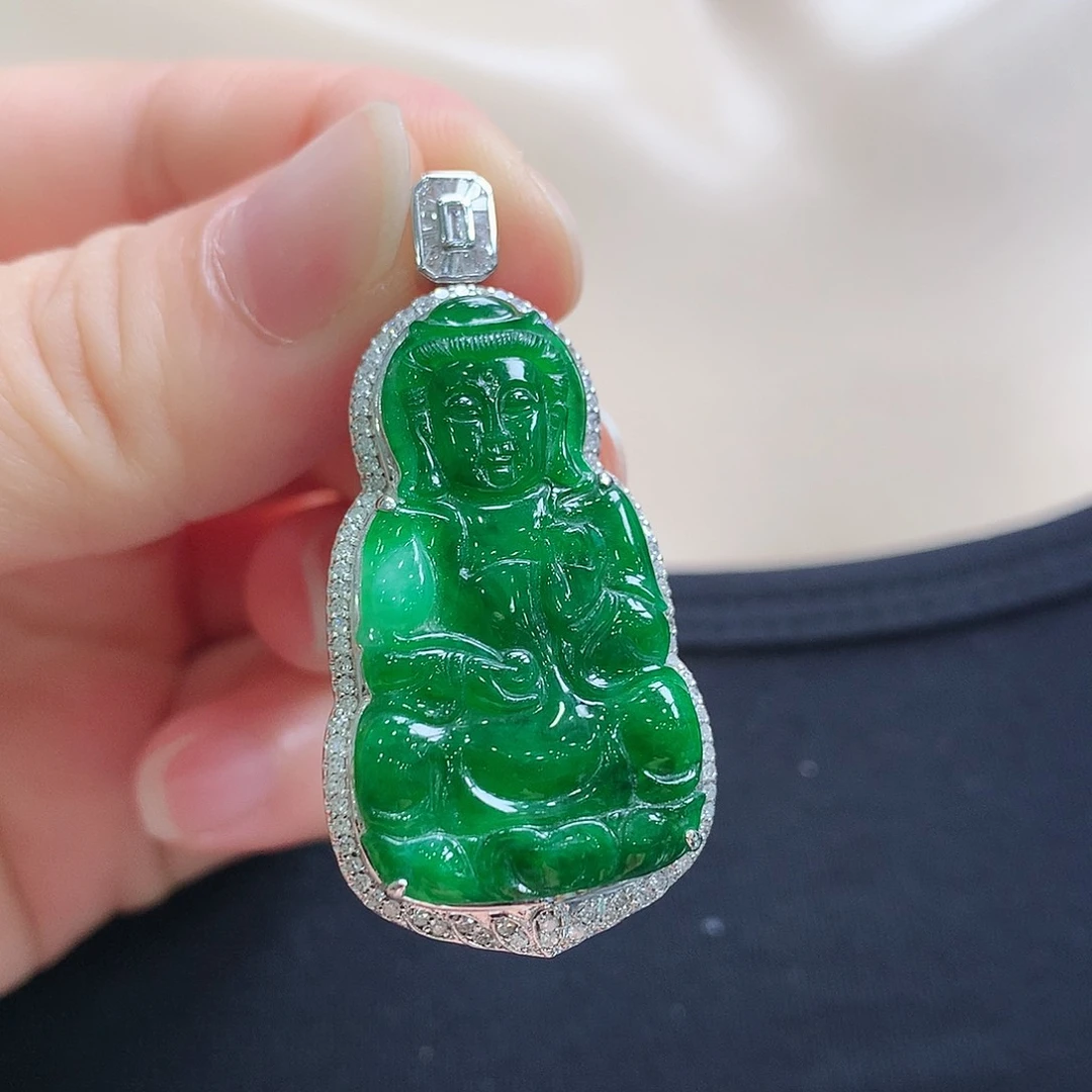 翡翠18K金镶嵌颈饰观音