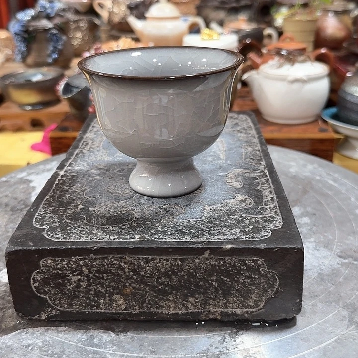 高足杯一个，瓷。品茗赏