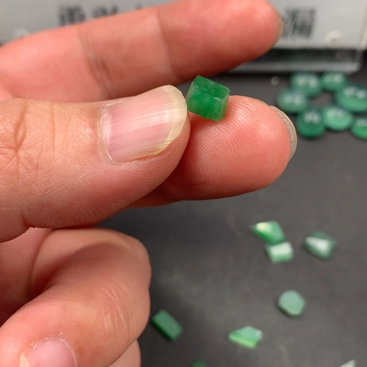 定制翡翠未镶嵌材料定制