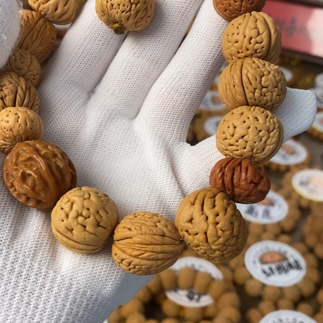 多宝大手持多财多宝