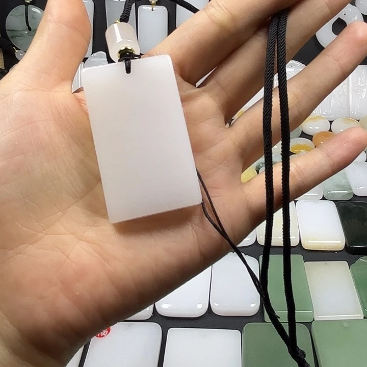 亻***兒石英质玉（金丝玉）未镶嵌颈饰
