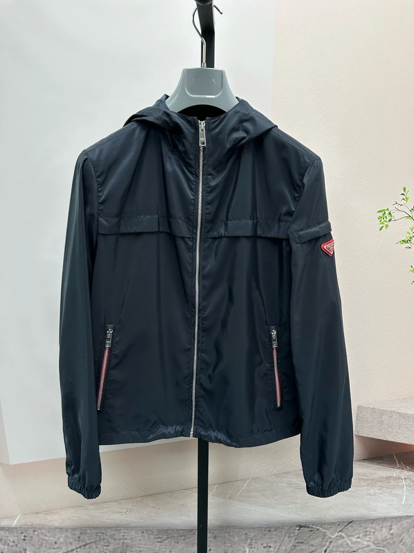 全新未使用 Prada/普拉达 男士深蓝色红标连帽夹克PJ067