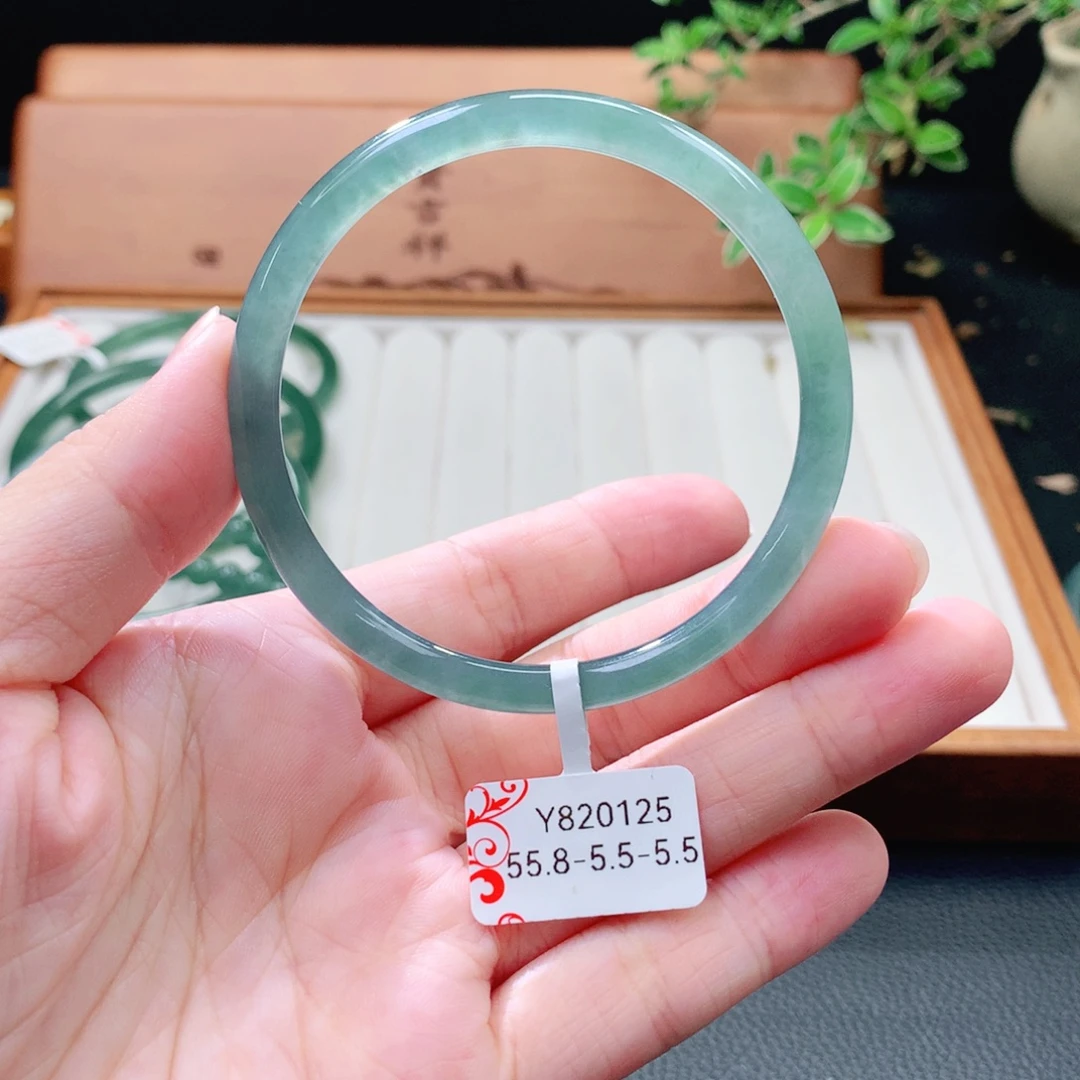 翡翠未镶嵌手镯（圆镯）