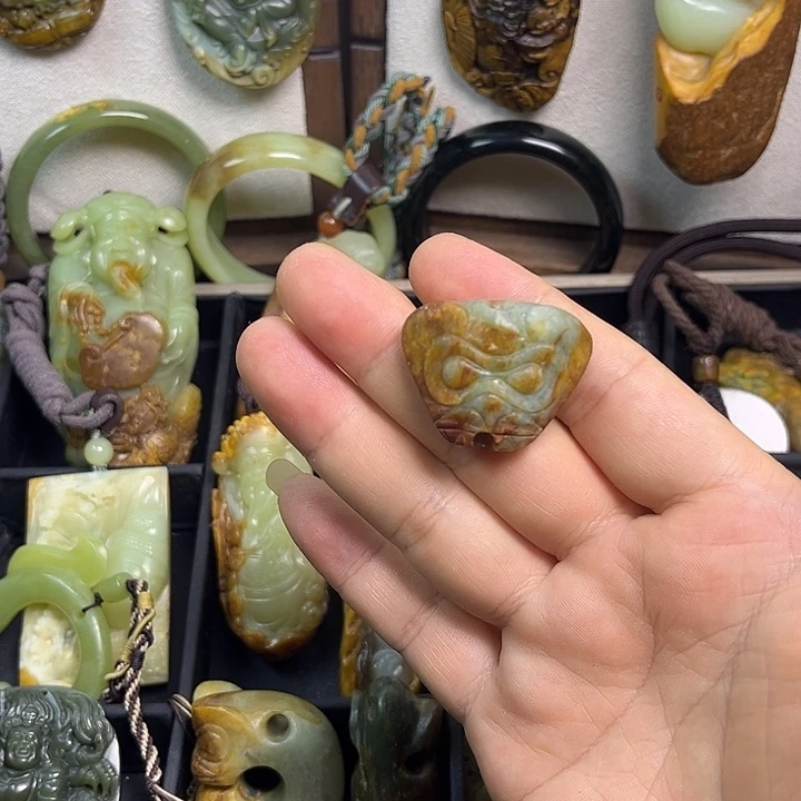 岫岩河磨玉（透闪石质玉）未镶嵌颈饰