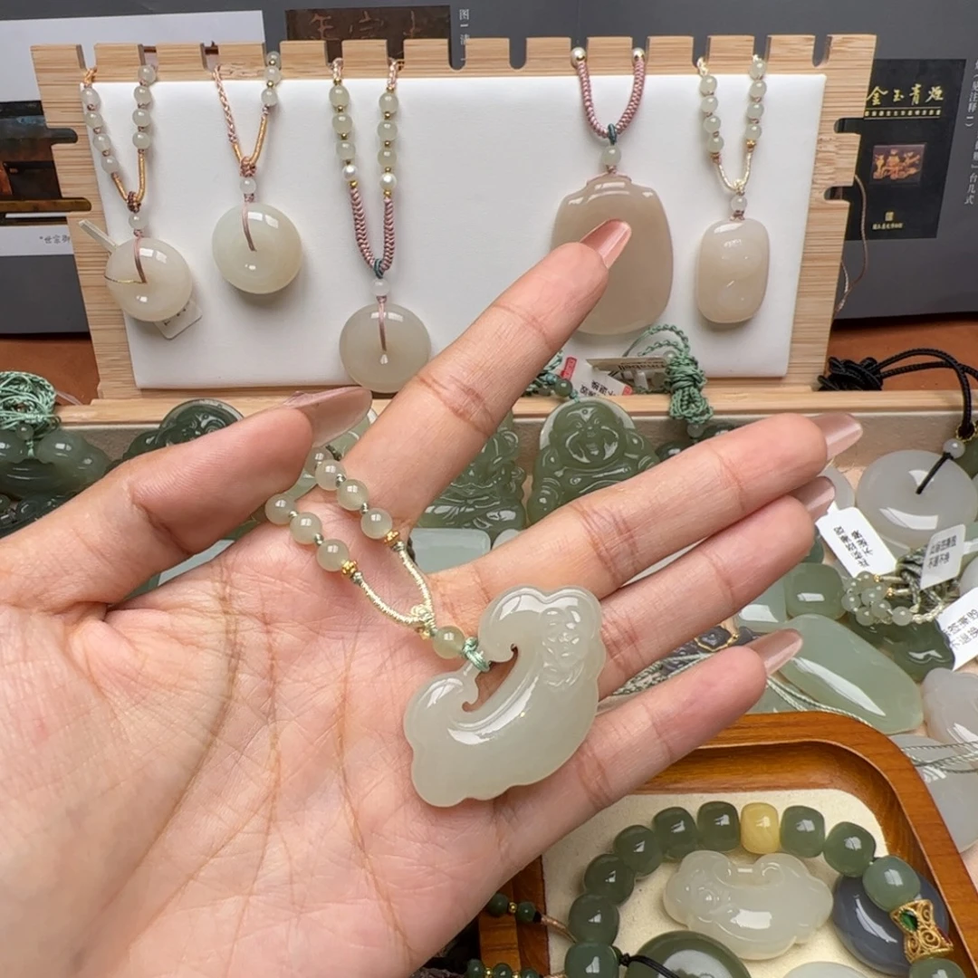 微***当和田玉未镶嵌颈饰