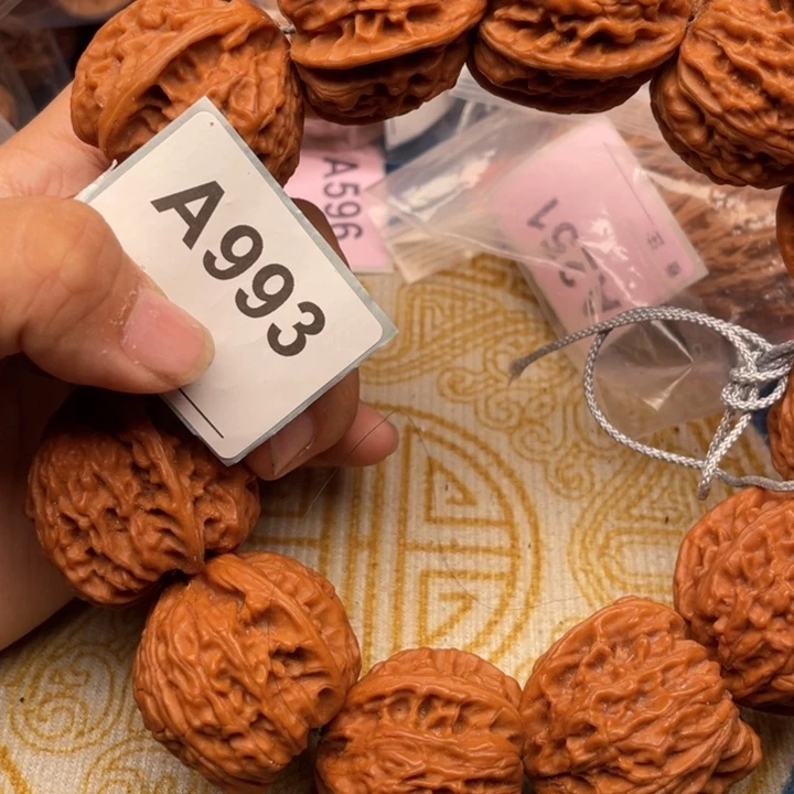 把件文玩核桃白狮子手持