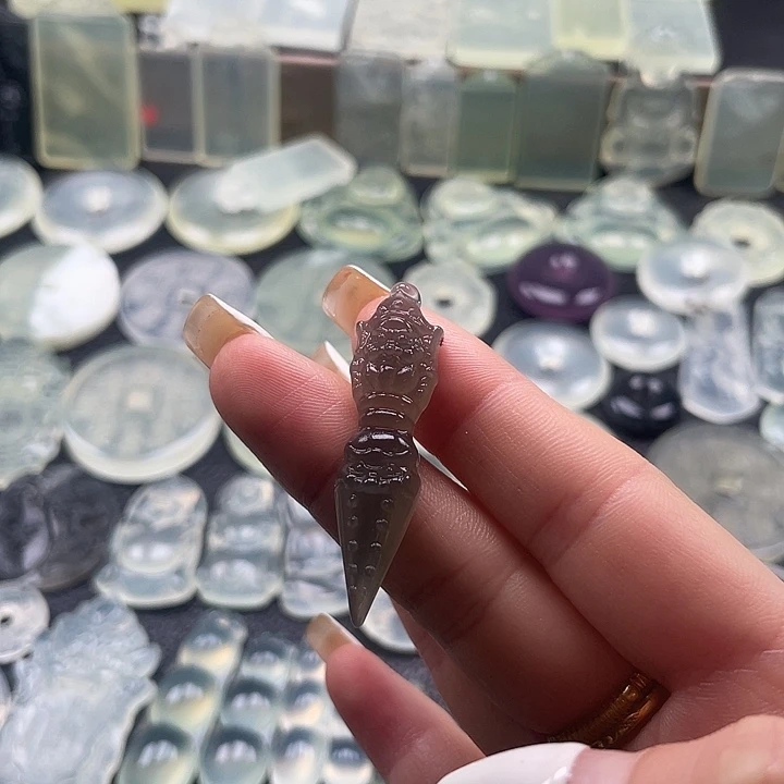 岫玉未镶嵌颈饰降魔杵