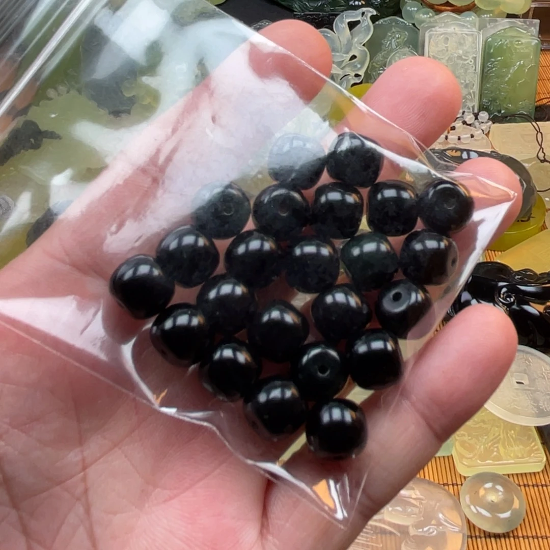 佟***楠蛇纹石玉未镶嵌颈饰