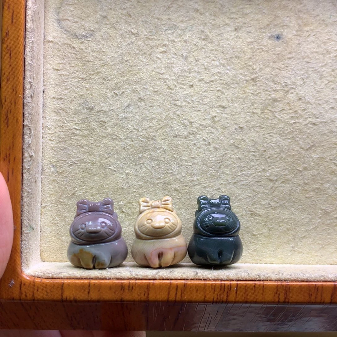 石英质玉，海豹猫打包3个，如图，默认有瑕未镶嵌