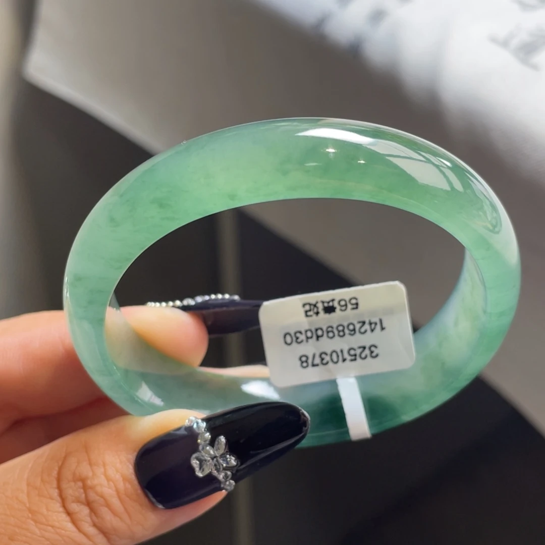 翡翠未镶嵌手镯【强烈推荐】冰湖水绿贵妃手镯，无包容