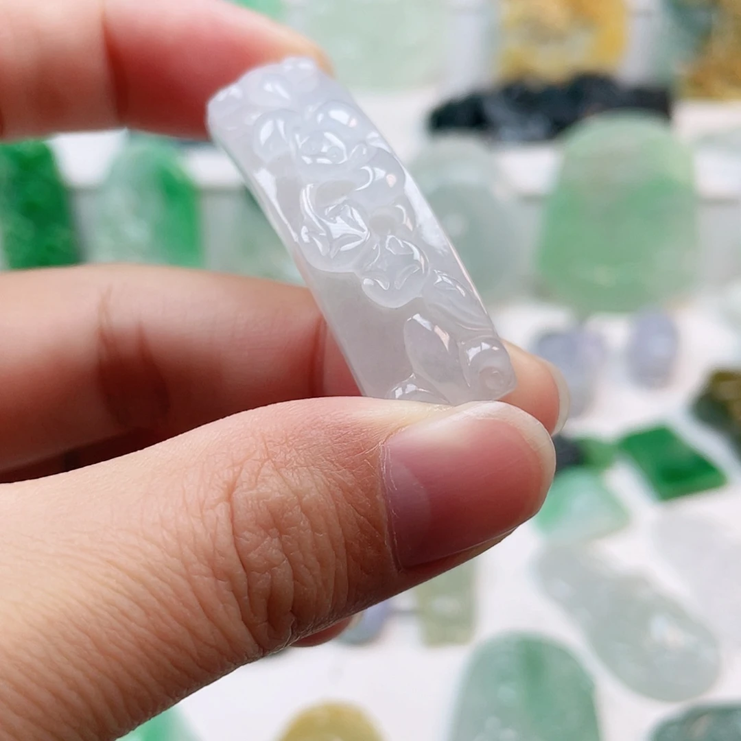 翡翠颈饰未镶嵌手牌