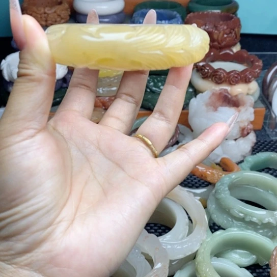 石英质玉未镶嵌雕花手镯