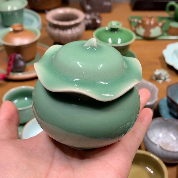 龙泉青瓷荷叶罐罐