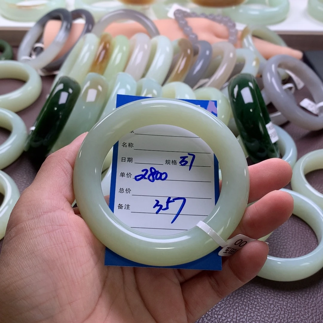 Y****和田玉手镯未镶嵌