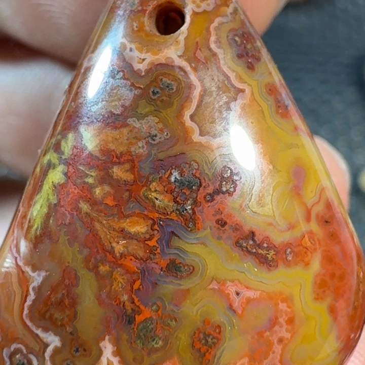 未镶嵌颈饰水晶何*容