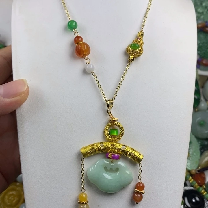 翡翠未镶嵌吊坠(赠链)