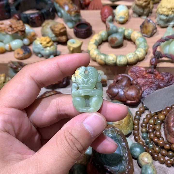 未镶嵌岫岩河磨玉（透闪石质玉）挂件