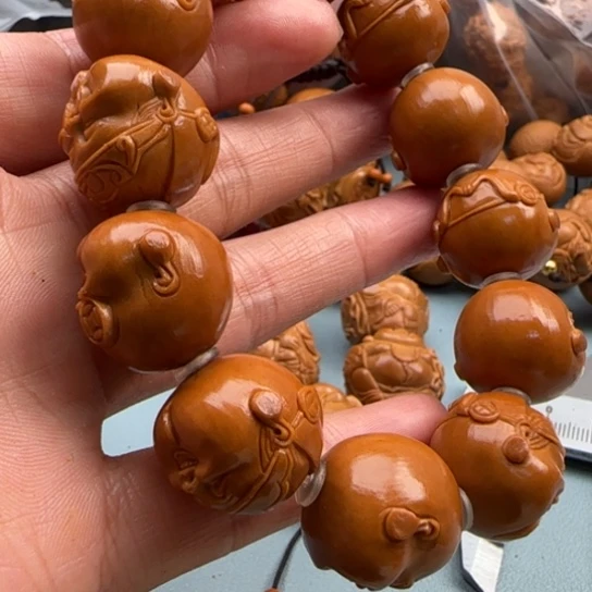 橄榄核手串雕刻工艺