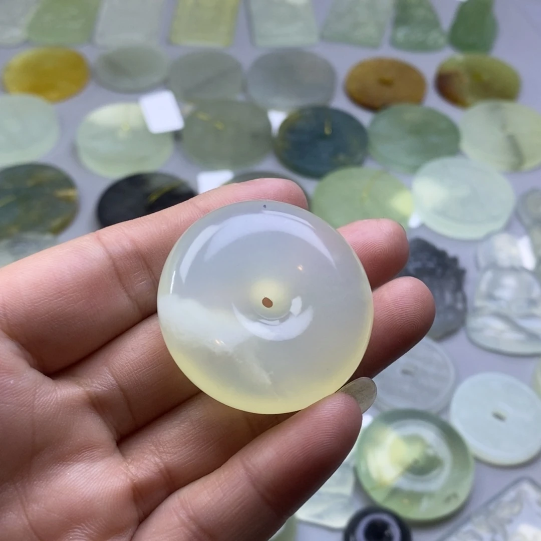 蛇纹石玉颈饰未镶嵌现*人颈饰