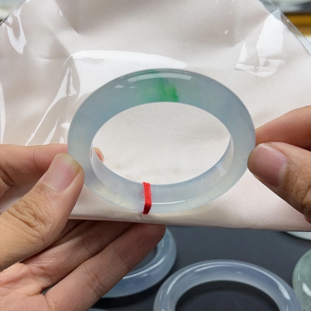 翡翠手镯未镶嵌芙蓉绿