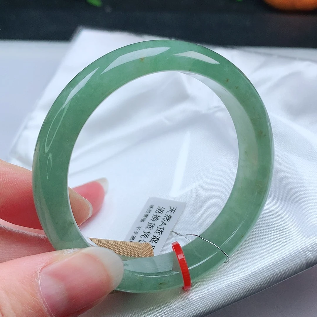 翡翠手镯未镶嵌54圈