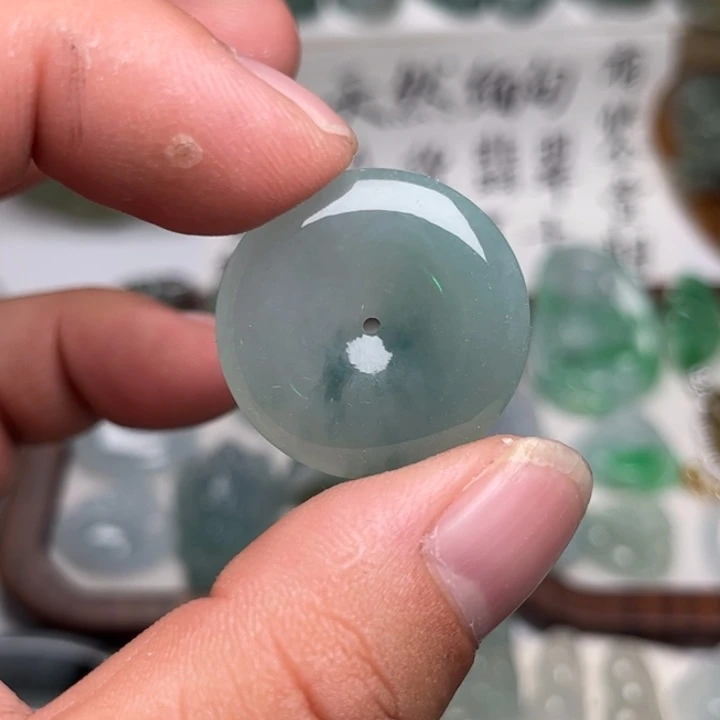 翡翠未镶嵌颈饰平安扣