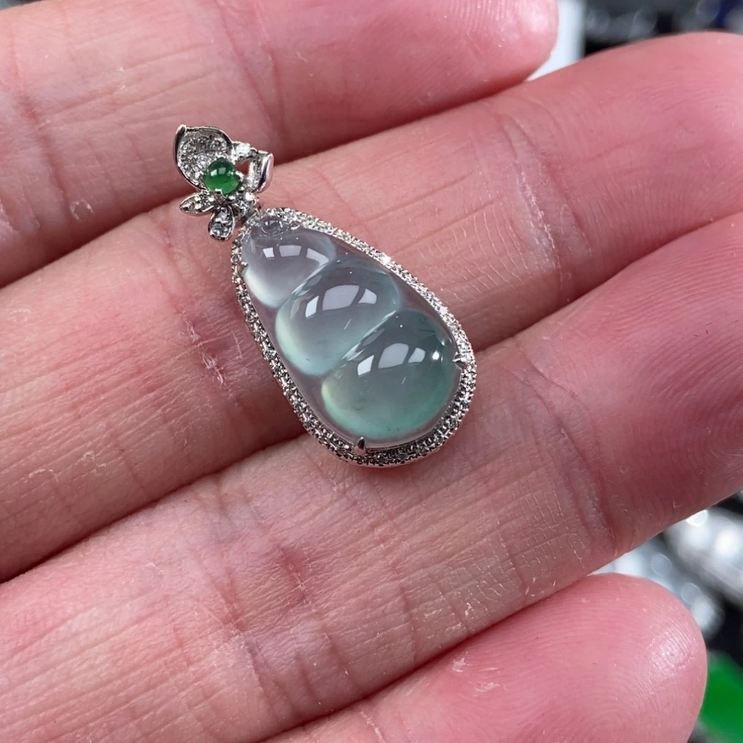 颈饰18K金镶嵌翡翠豆子