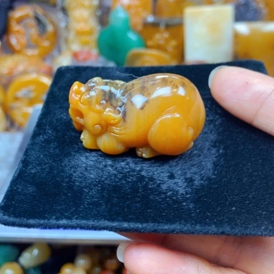 石英质玉（黄龙玉）未镶嵌颈饰