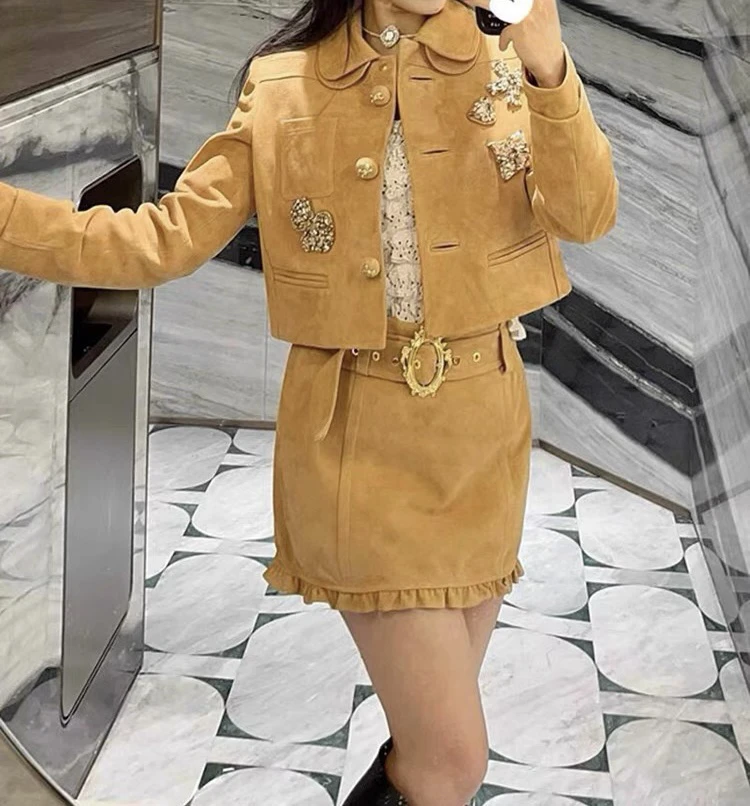 花颜颜2025早春法式名媛风娃娃领钻饰外套+半身裙套装