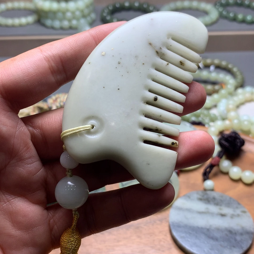 和田玉未镶嵌把件