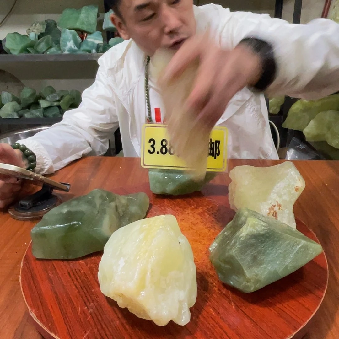 蛇纹石玉未镶嵌原石随机一块