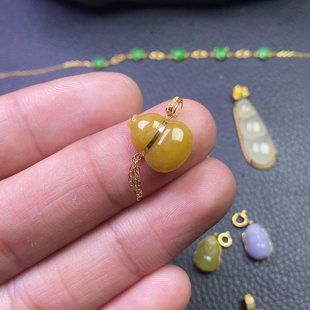 颈饰18K金镶嵌翡翠