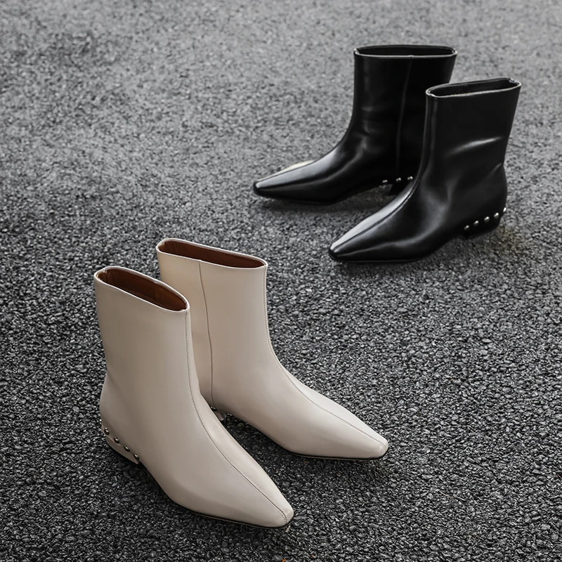卡卡妮亚 白色筒靴方头真皮铆钉短靴女秋冬2025新款平底切尔西靴