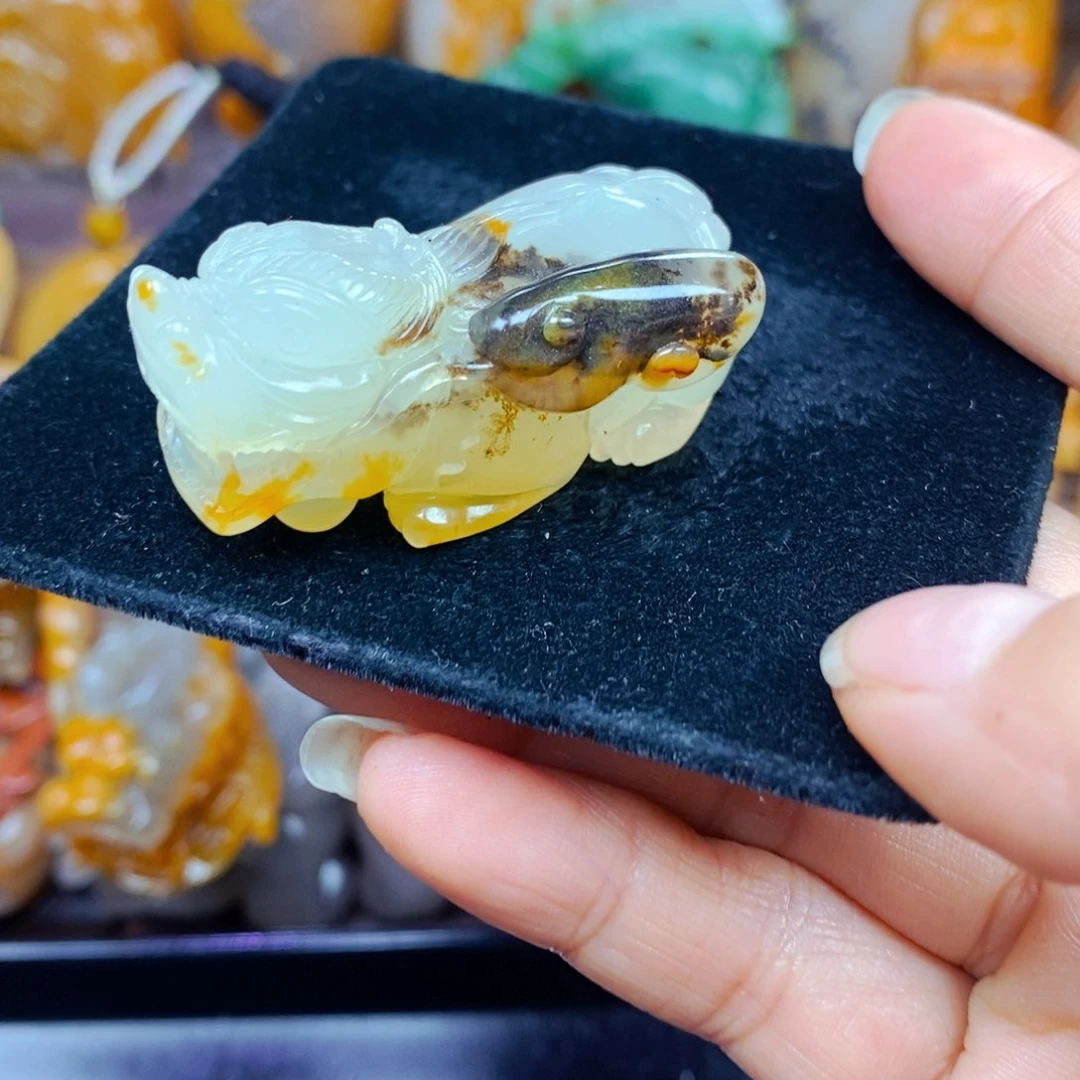 未镶嵌石英质玉（黄龙玉）颈饰