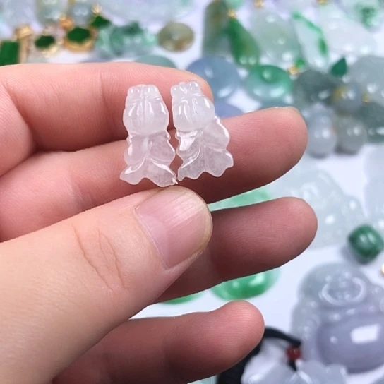 翡翠未镶嵌颈饰金鱼