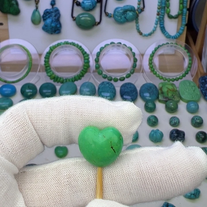 菜籽绿爱心吊坠15.3mm兰