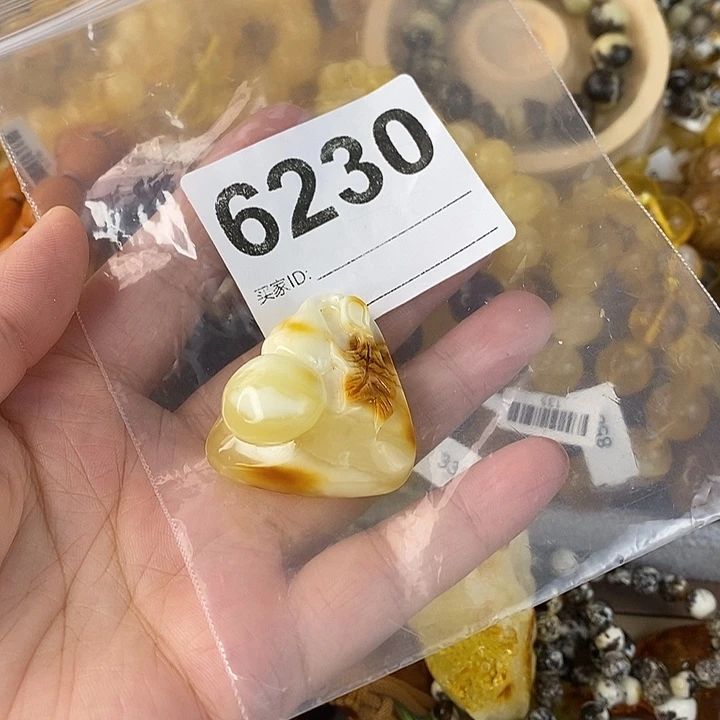 蜜蜡未镶嵌珠宝奇石