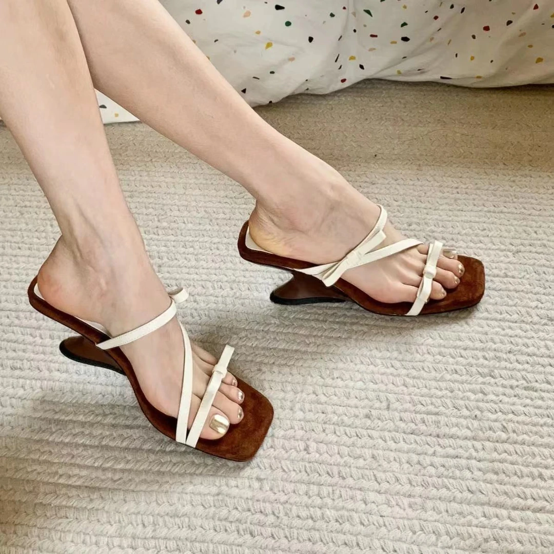小众设计感坡跟露趾一字拖女外穿2025夏季新款仙女风配裙子凉拖鞋