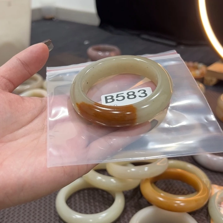 梦***呓石英岩玉未镶嵌手镯