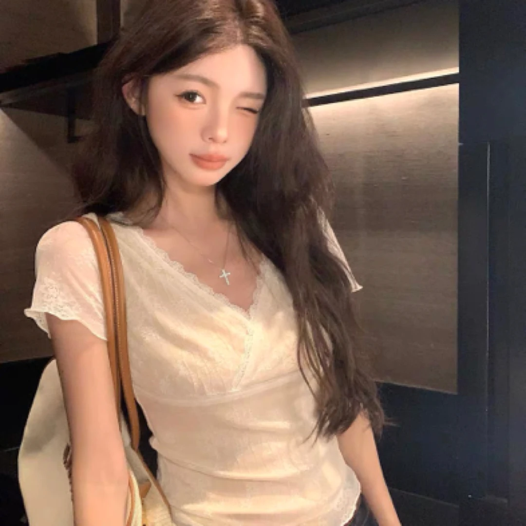 （海狮）温柔感收腰v领蕾丝衫女夏季新款设计感修身气质百搭上衣
