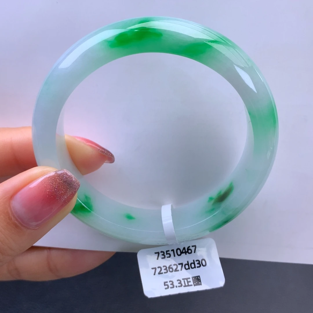 翡翠未镶嵌手镯细糯化白底阳绿手镯（细纹）