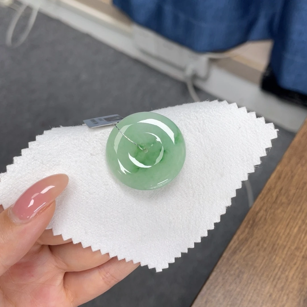 翡翠颈饰未镶嵌平安扣