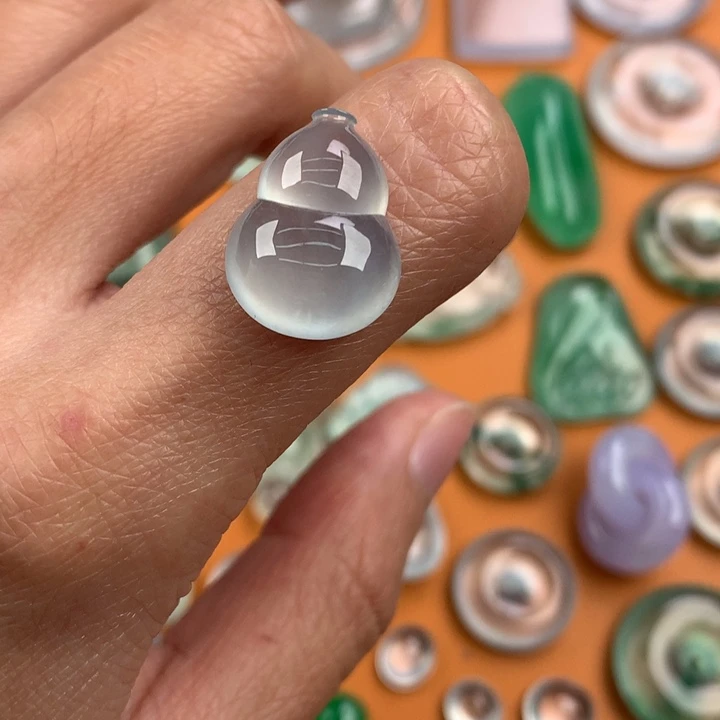 翡翠挂件未镶嵌….