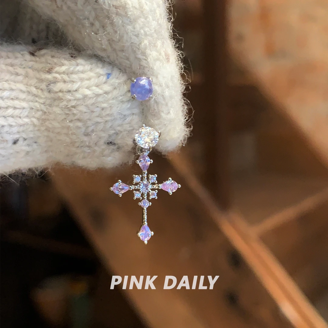钛钢锆石耳饰 Pink Daily紫色超闪锆石十字架马蹄环耳坠高级耳钉