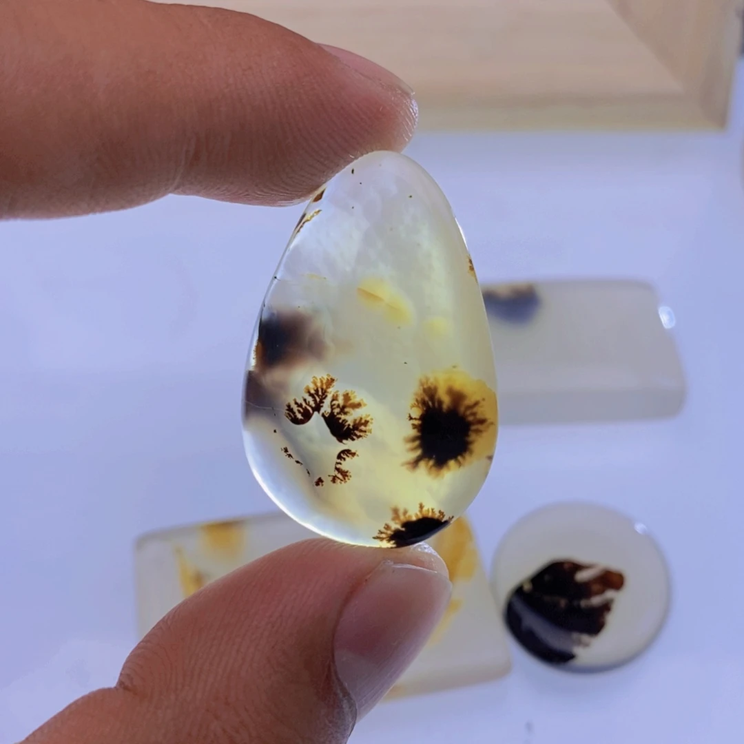 玛瑙/玉髓颈饰未镶嵌丫**?