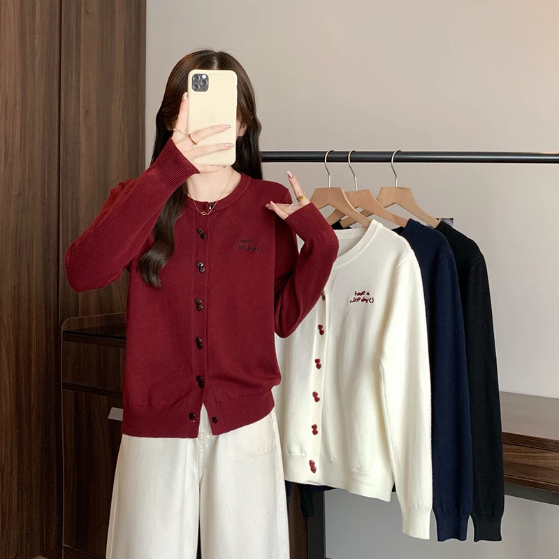 2025秋装新款胖mm大码女甜美刺绣爱心纽扣针织长袖上衣36086