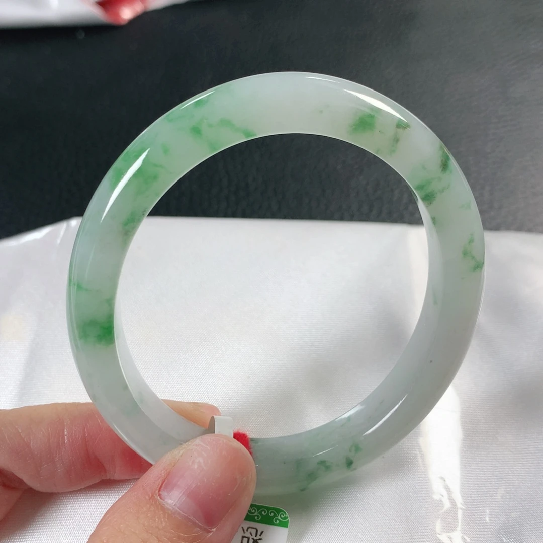 翡翠手镯未镶嵌55贵妃白底飘绿花