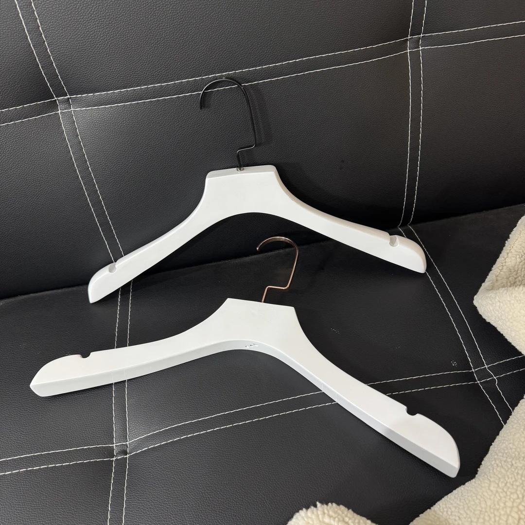 PU亮面3.0白色豪华衣架